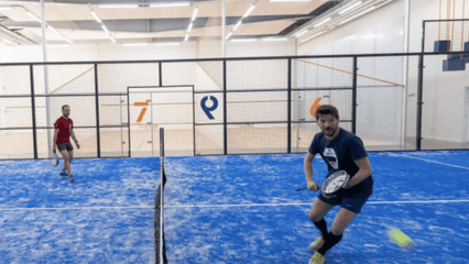 joueurs de padel dans un club à Paris
