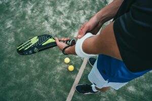 image d'un joueur de padel tenant sa raquette