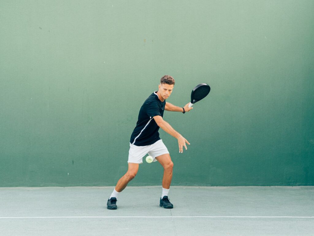 Joueurs de padel avec raquette en goutte d'eau