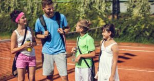 enfants jouant au padel