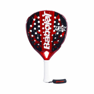 raquette de Padel de couleur blanc, rouge et noir avec Babolat écrit au milieu de la tête