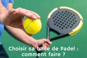balle de Padel jaune tenue par une main, raquette noir et jaune