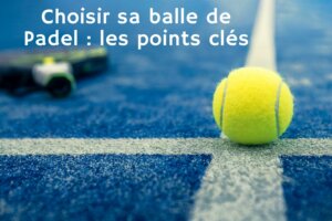 balle de Padel et raquette de Padel sur un terrain