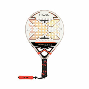 raquette de Padel de couleur blanc, noir et rouge avec un grand X, logo de Nox, au milieu de la tête