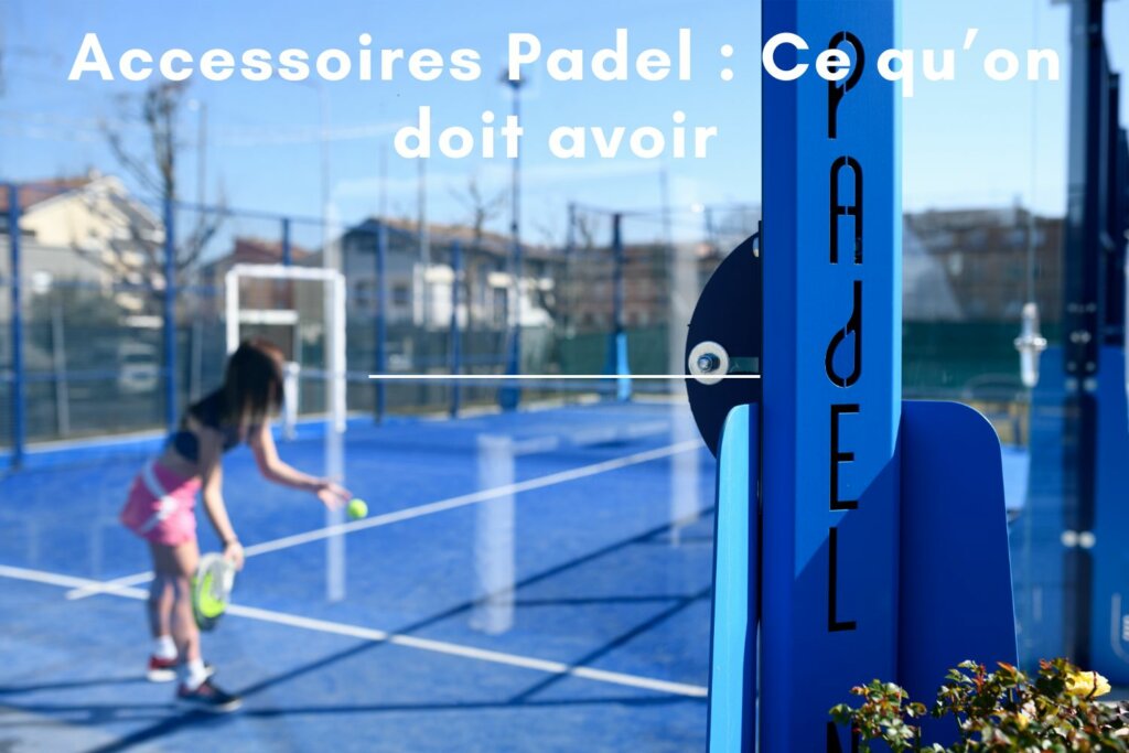 un joueur sur un court de Padel avec raquette et balle à la main