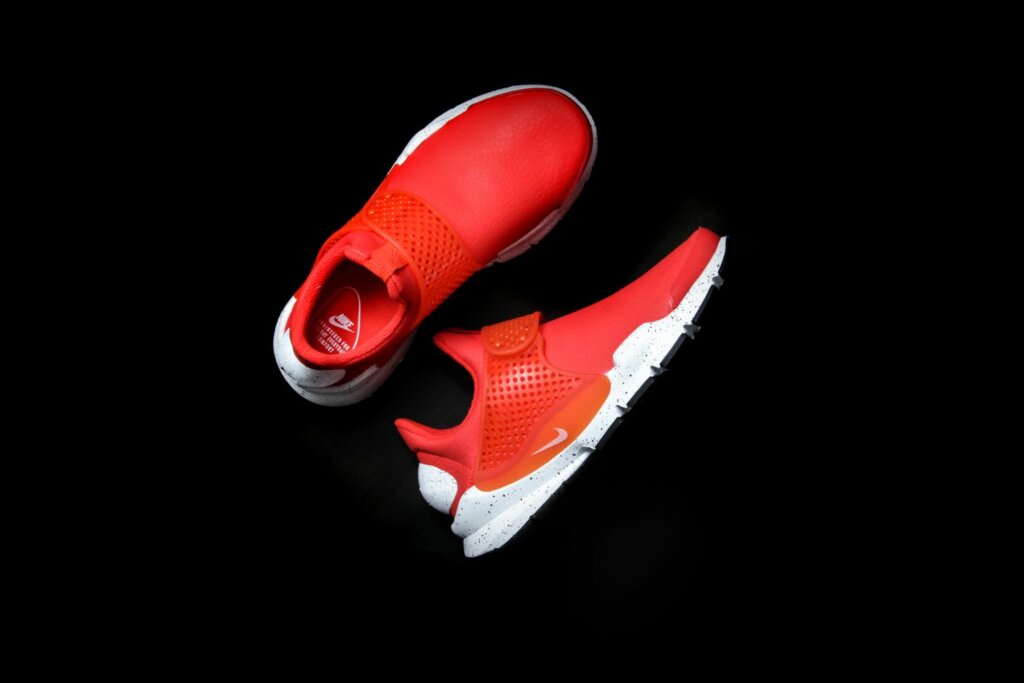 chaussure de sport rouge et blanc sur un fond noir