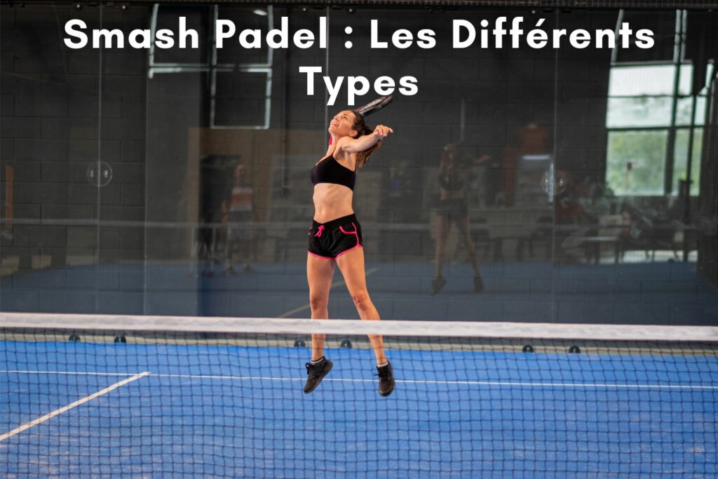 une joueuse de Padel sur un terrain bleu devant le filet prenant de la hauteur pour faire un smash