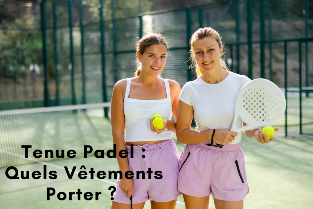 2 femmes jouant au Padel, raquette et balle à la main avec des tenues rose en bas et blanc en haut