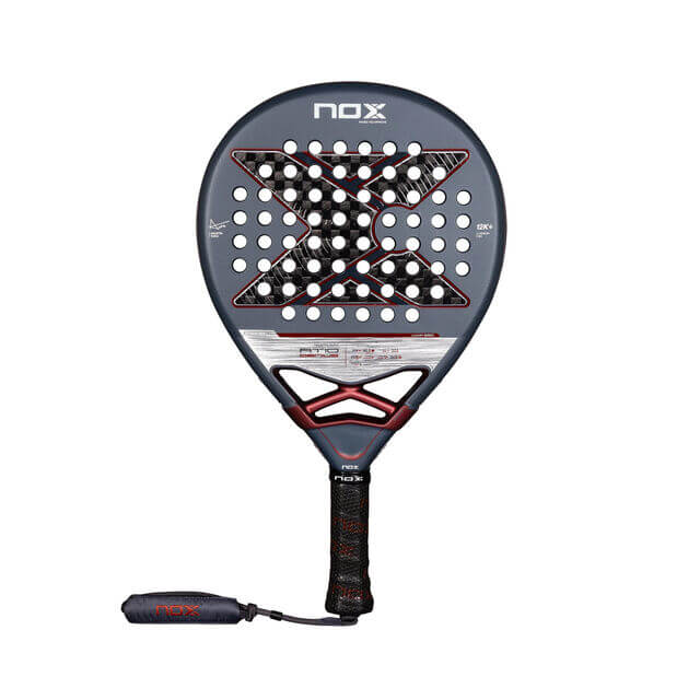 raquette de Padel goutte d'eau de couleur gris; manche noir et un peu de marron sur le logo de la marque au milieu pour un design plus élégant