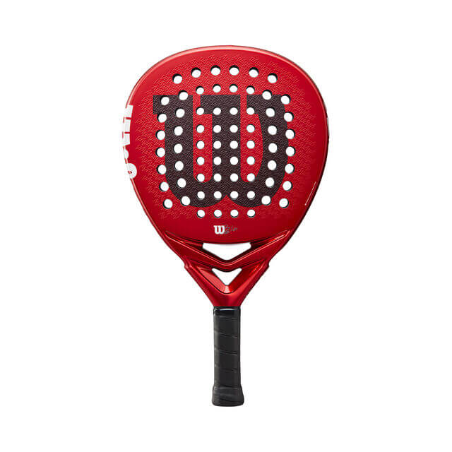 raquette de Padel toute en rouge, sauf le manche en noir et le logo de Wilson au milieu en noir également