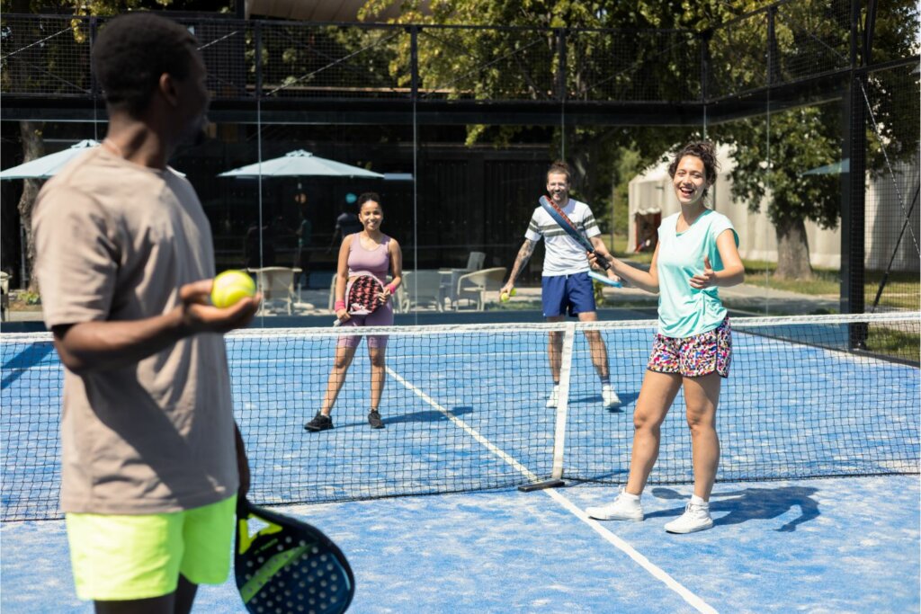 2 équipes de joueurs de Padel sur un terrain sous un beau temps
