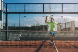 joueur de Padel sur un terrain avec raquette et chaussure bleue