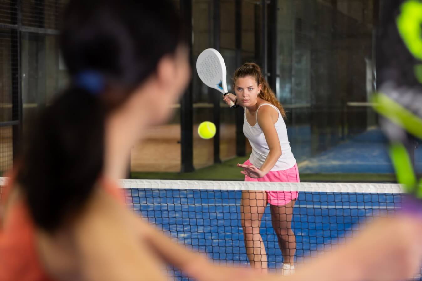 2 joueuses de Padel sur un terrain avec raquette à la main