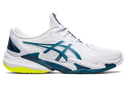 chaussure de tennis blanche avec du fluo au semelle et bleu marine sur la semelle