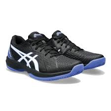 chaussure de tennis de couleur noir avec un peu de blanc et du bleu pour la semelle et le logo de la marque